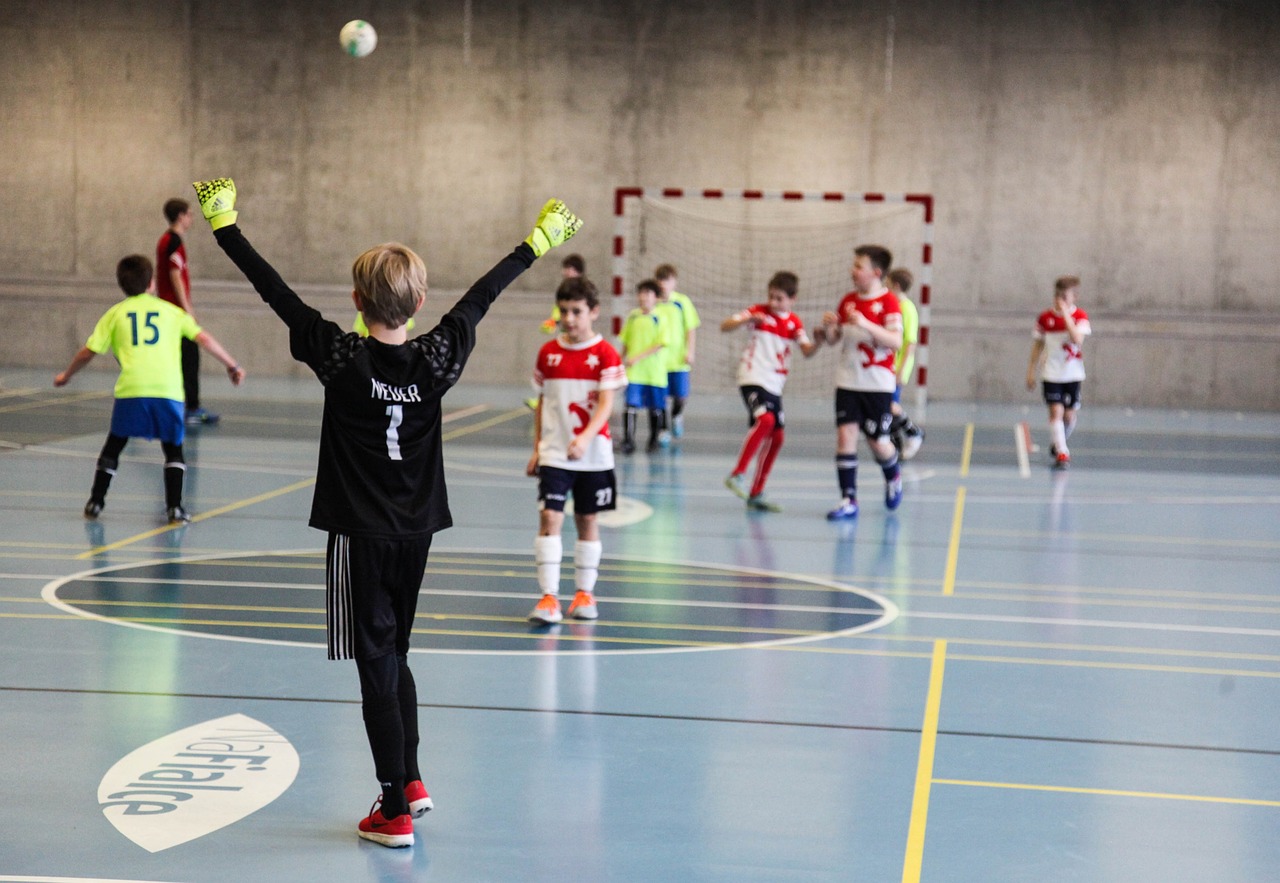 足球比赛时间管理与战术布局，教练的全方位指南