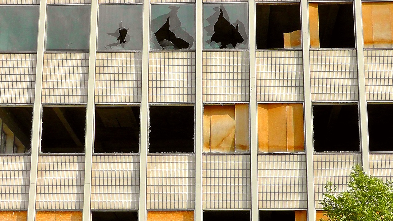 幼儿被关楼顶天台的警示