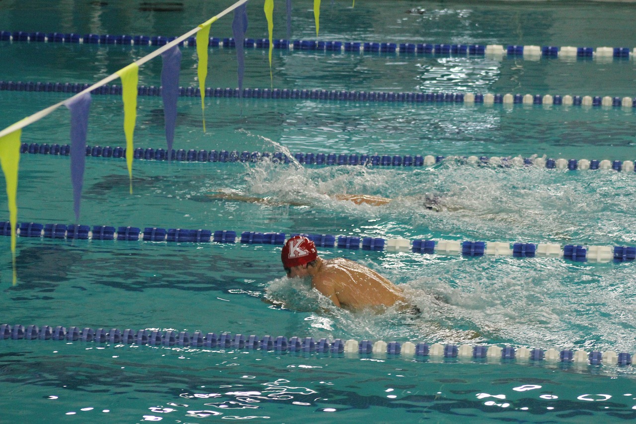 覃海洋预赛第1，游泳赛场上的惊艳表现