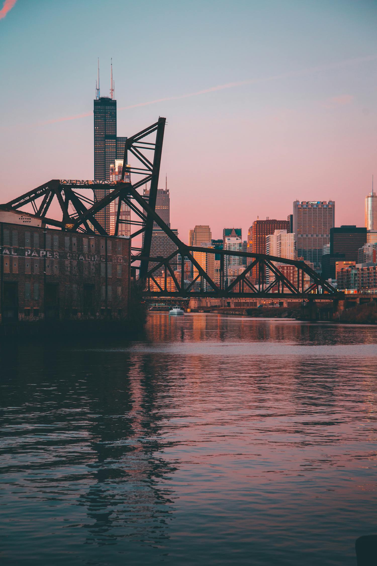 导弹摧毁高楼，科技的力量与后果思考