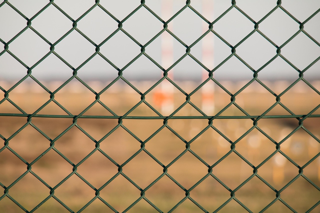 篮球场网格围栏破损，原因、修复与预防策略